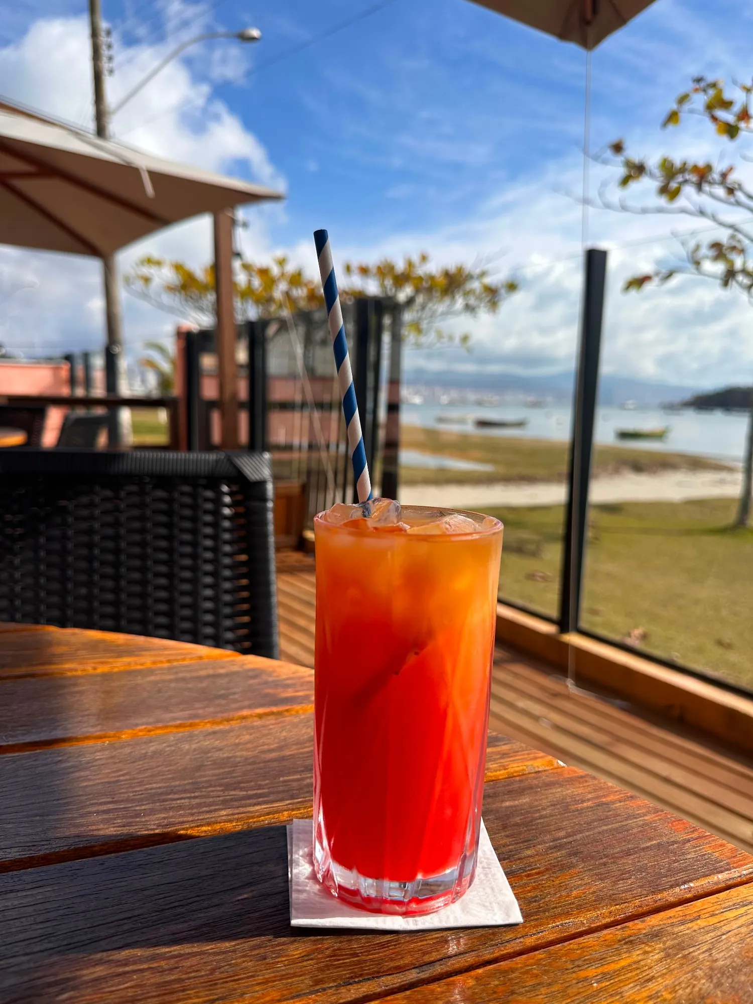 Drink autoral com vista para a marina